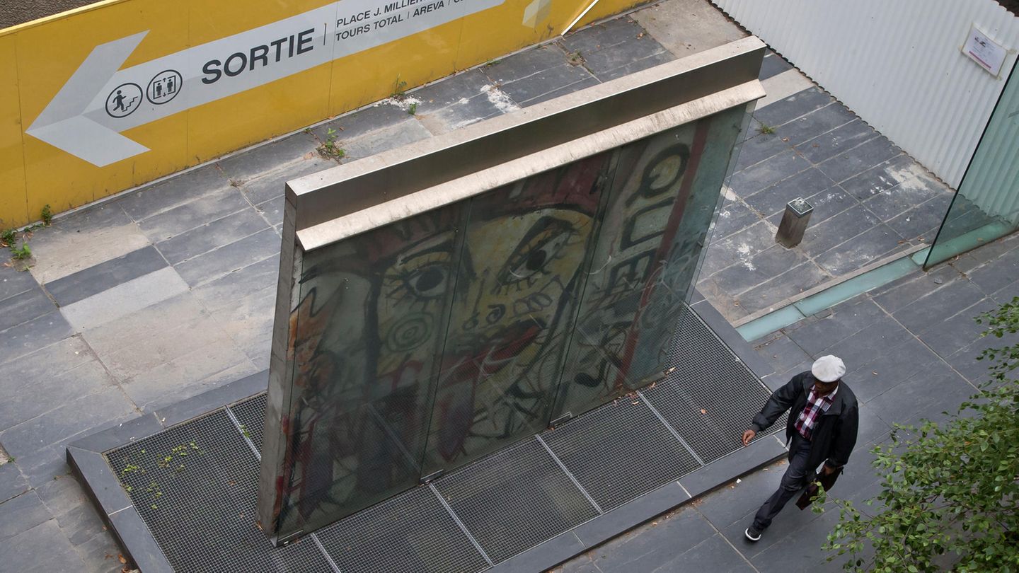 La Defense, Frankreich: Ein Stück der Berliner Mauer im Geschäftsviertel La Defense, einem modernen Hochhausviertel westlich von Paris, die als Europas größte Bürostadt gilt.