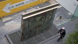 La Defense, Frankreich: Ein Stück der Berliner Mauer im Geschäftsviertel La Defense, einem modernen Hochhausviertel westlich von Paris, die als Europas größte Bürostadt gilt.