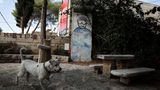 Ein Hod, Israel: Ein Teil der Berliner Mauer vor dem Janco-Dada-Museum im Norden Israels. Zwischen Israel und den palästinensischen Autonomiegebieten steht heute ebenfalls eine Mauer.