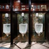 Las Vegas, USA: Auf die Berliner Mauer pinkeln? In der Welthauptstadt des Glücksspiels ist das möglich - wenn auch indirekt. Hier stehen sie im Pissoir des Main Street Station Casino, in dem Urinale an einem Stück der Berliner Mauer montiert sind.