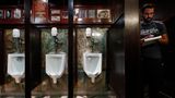 Las Vegas, USA: Auf die Berliner Mauer pinkeln? In der Welthauptstadt des Glücksspiels ist das möglich - wenn auch indirekt. Hier stehen sie im Pissoir des Main Street Station Casino, in dem Urinale an einem Stück der Berliner Mauer montiert sind.