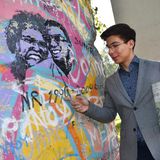 Moskau, Russland: Gymnasiast Andrej von der Deutschen Schule in Moskau steht vor einem Rest der Berliner Mauer. Es befindet sich auf dem Schulgelände in der russischen Hauptstadt. 