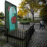 New York, USA: Dieser Teil der Berliner Mauer steht auf der Kowsky Plaza im New Yorker Battery Park.