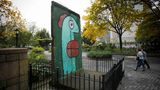 New York, USA: Dieser Teil der Berliner Mauer steht auf der Kowsky Plaza im New Yorker Battery Park.