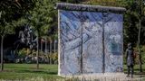 New York, USA: Dieser Teil der Berliner Mauer steht im Skulpturengarten am Hauptsitz der Vereinten Nationen. Oben an der Mauer prangt der Satz: "Trophy of civil rights" - Trophäe der Bürgerrechte.