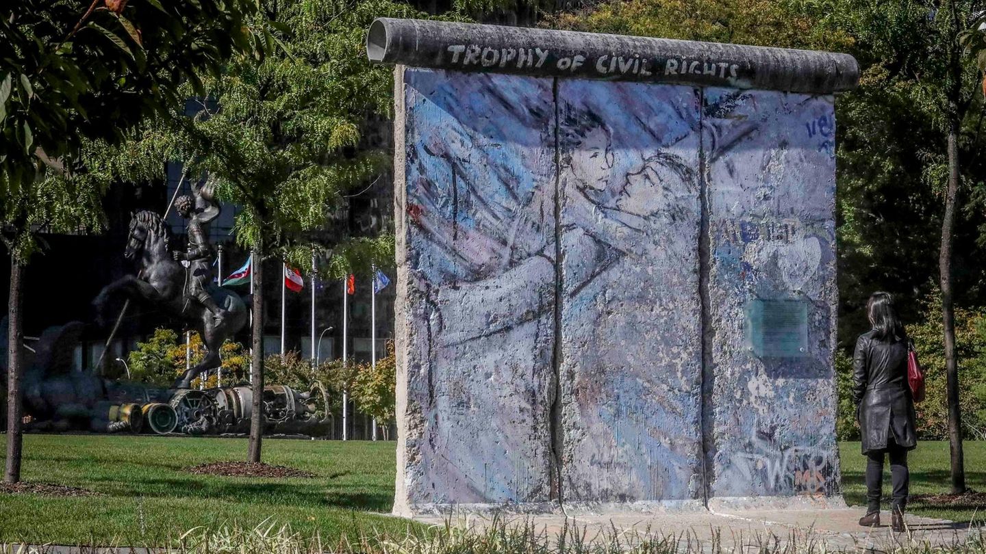 New York, USA: Dieser Teil der Berliner Mauer steht im Skulpturengarten am Hauptsitz der Vereinten Nationen. Oben an der Mauer prangt der Satz: "Trophy of civil rights" - Trophäe der Bürgerrechte.