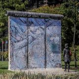 New York, USA: Dieser Teil der Berliner Mauer steht im Skulpturengarten am Hauptsitz der Vereinten Nationen. Oben an der Mauer prangt der Satz: "Trophy of civil rights" - Trophäe der Bürgerrechte.