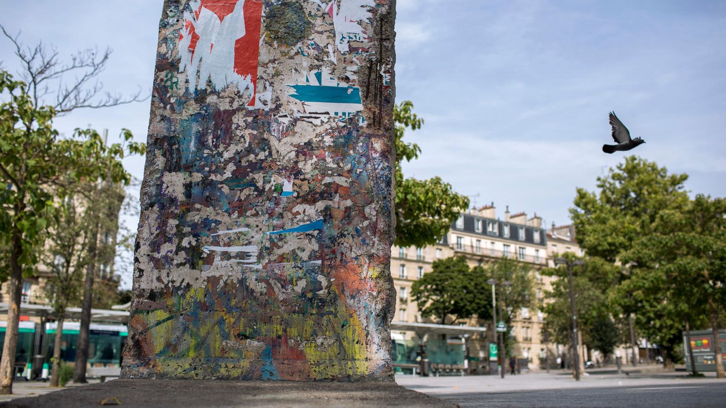 Paris, Frankreich: Dieses bunte Stück Mauer ist an der Porte de Versailles ausgestellt. 