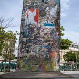 Paris, Frankreich: Dieses bunte Stück Mauer ist an der Porte de Versailles ausgestellt. 