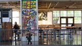 Seattle, USA: Ein Abschnitt der Berliner Mauer, der in einem Essbereich im Seattle Center in Seattle ausgestellt ist. Einzelne Teile oder auch ganze Gruppen von Segmenten der Mauer haben nach deren Fall und Abbau ihren Weg in die ganze Welt gefunden, um dort an die rund 160 Kilometer lange Grenze um Westberlin zu erinnern.