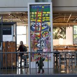 Seattle, USA: Ein Abschnitt der Berliner Mauer, der in einem Essbereich im Seattle Center in Seattle ausgestellt ist. Einzelne Teile oder auch ganze Gruppen von Segmenten der Mauer haben nach deren Fall und Abbau ihren Weg in die ganze Welt gefunden, um dort an die rund 160 Kilometer lange Grenze um Westberlin zu erinnern.