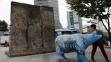 Seoul, Südkorea: Teile der Berliner Mauer stehen am Cheonggye-Fluss hinter der Skulptur eines Bären, dem Symbol Berlins. Südkorea hat noch immer ein ähnliches Schicksal wie die beiden ehemaligen Teile Deutschlands. Zum Nachbarn Nordkorea besteht noch heute eine sogenannte "Demilitarisierte Zone". Es gibt Wachzäune, Minen und eine strenge Überwachung. Nord- und Südkoreaner haben kaum die Möglichkeit, sich zu besuchen oder miteinander zu kommunizieren. 