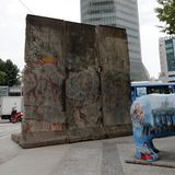 Seoul, Südkorea: Teile der Berliner Mauer stehen am Cheonggye-Fluss hinter der Skulptur eines Bären, dem Symbol Berlins. Südkorea hat noch immer ein ähnliches Schicksal wie die beiden ehemaligen Teile Deutschlands. Zum Nachbarn Nordkorea besteht noch heute eine sogenannte "Demilitarisierte Zone". Es gibt Wachzäune, Minen und eine strenge Überwachung. Nord- und Südkoreaner haben kaum die Möglichkeit, sich zu besuchen oder miteinander zu kommunizieren. 