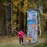 Vilnius, Litauen: Eine Frau fegt ein Segment der Berliner Mauer im Freilichtmuseum der Mitte Europas "Europos Parkas". Litauen war, ebenso wie Estland, ein Teil der Sowjetunion. 1990 erklärte es seine Unabhängigkeit. 