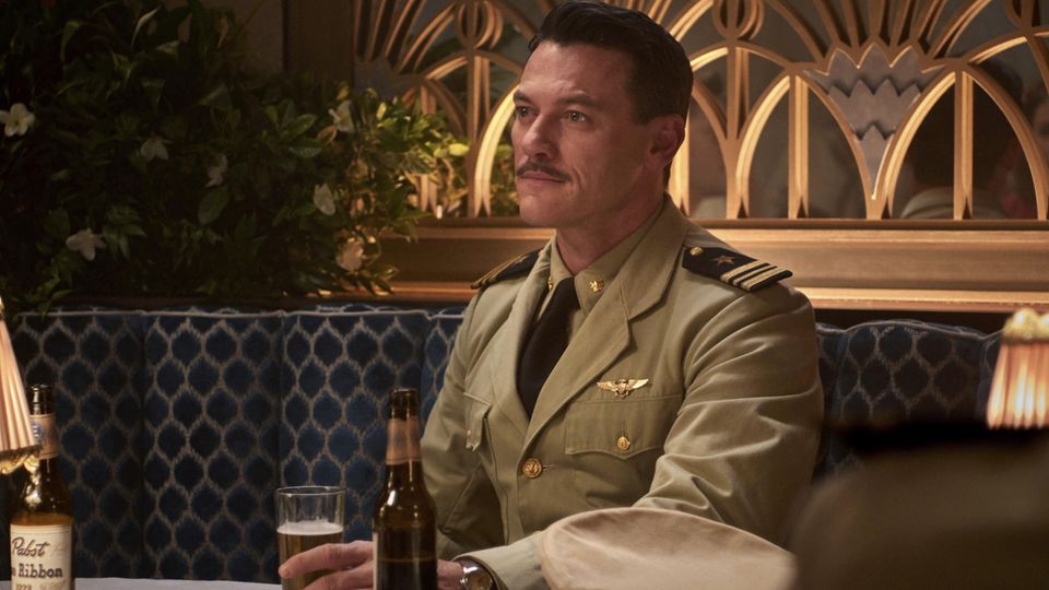 Luke Evans Luke Evans als Kommandant Wade McClusky in "Midway"