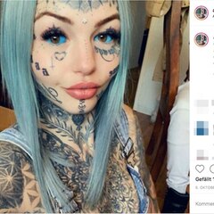 Amer Luke mit blauen Haaren und tätowierten Augäpfeln