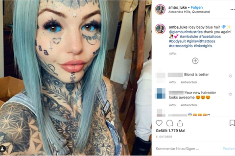 Amer Luke mit blauen Haaren und tätowierten Augäpfeln