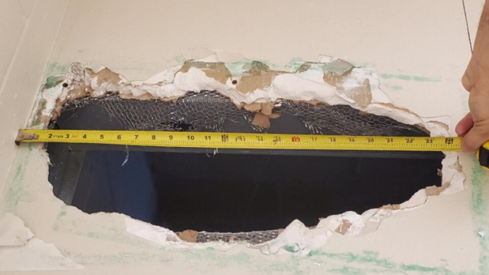 Mehr Schlitz als Loch: Zwei Männer flüchten durch 55-Zentimeter-Öffnung ...