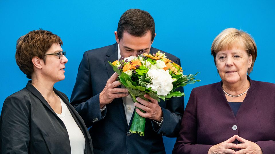 Der Thüringer CDU-Spitzenkandidat Mike Mohring steht zwischen Annegret Kramp-Karrenbauer und Angela Merkel