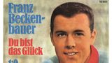 Adrett sieht er aus, der Franz. Das Cover zur Single "Du bist das Glück" hat eine eindeutige Zielgruppe: Schwiegermütter in Spe und deren heiratswillige Töchter. Nach seinem ersten Smash-Hit "Gute Freunde kann niemand trennen", 1966) legte der aufstrebende Superstar des deutschen Fußballs ein Jahr später mit "Du bist das Glück" nach. Die mangelnde stimmliche Ausdrucksfähigkeit versuchte Beckenbauer durch Inbrunst wettzumachen. Ist so halb gelungen.  45football.com