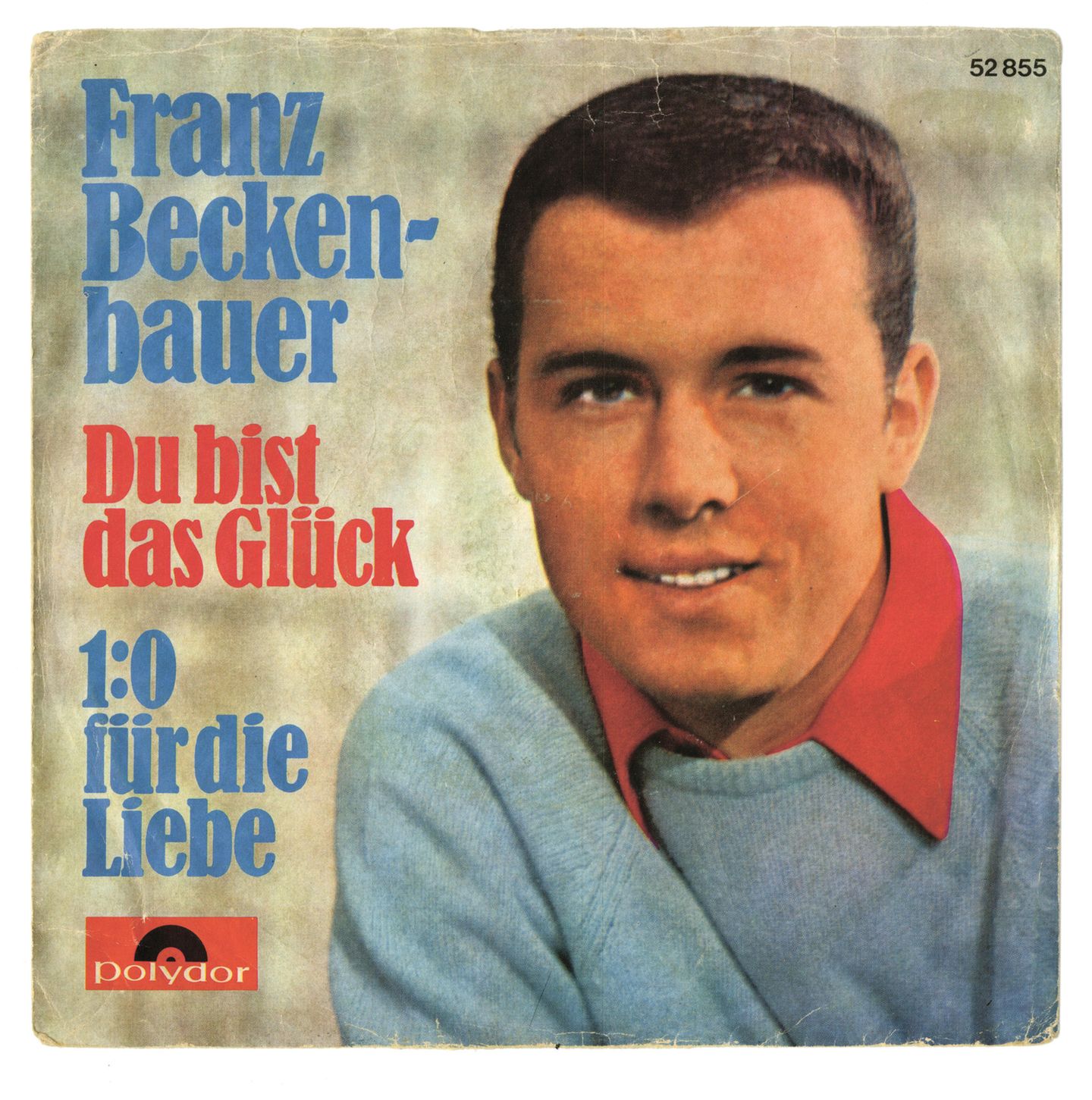 Bildband "Football-Disco": Adrett sieht er aus, der Franz. Das Cover zur Single "Du bist das Glück" hat eine eindeutige Zielgruppe: Schwiegermütter in Spe und deren heiratswillige Töchter. Nach seinem ersten Smash-Hit "Gute Freunde kann niemand trennen", 1966) legte der aufstrebende Superstar des deutschen Fußballs ein Jahr später mit "Du bist das Glück" nach. Die mangelnde stimmliche Ausdrucksfähigkeit versuchte Beckenbauer durch Inbrunst wettzumachen. Ist so halb gelungen. 45football.com Adrett sieht er aus, der Franz. Das Cover zur Single "Du bist das Glück" hat eine eindeutige Zielgruppe: Schwiegermütter in Spe und deren heiratswillige Töchter. Nach seinem ersten Smash-Hit "Gute Freunde kann niemand trennen", 1966) legte der aufstrebende Superstar des deutschen Fußballs ein Jahr später mit "Du bist das Glück" nach. Die mangelnde stimmliche Ausdrucksfähigkeit versuchte Beckenbauer durch Inbrunst wettzumachen. Ist so halb gelungen. 45football.com