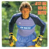 Und noch ein singender Keeper: Für das Hören der Single von Jean-Marie Pfaff, von 1982 bis 1988 Torwart bei den Bayern, müsste man eigentlich Schmerzensgeld erhalten. Während man sich über andere musikalische Einspielungen prima lustig machen oder sogar mitschmettern kann, gibt es bei diesem Song nur eine Möglichkeit: weglaufen. Das Cover ist so einfallslos wie der Schlagersongs.  45football.com