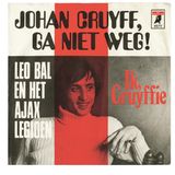 Die Single (deutsch: "Geh nicht weg") ist nicht von Johan Cruyff, sondern für den niederländischen Jahrhundert-Fußballer. Sie sollte ihn dazu abhalten, von Ajax Amsterdam zum FC Barcelona zu wechseln. Nütze aber nichts. Cruyff ging nach Spanien und wurde zu einer noch größeren Legende.  45football.com