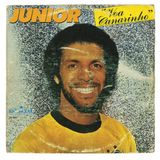 Die WM 1982 in Spanien stand an, also nahm der brasilianische Verteidiger Junior eine Single auf. Und grinste breit und etwas gekünstelt vom Cover. Die 82er-Mannschaft wird bis heute kultisch verehrt wird. Die Generation um Zico und Socrates gilt bis heute als beste Seleção aller Zeiten.  45football.com