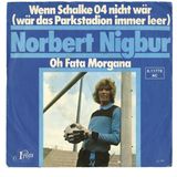 Norbert Nigbur ist Schalkes Jahrhundert-Torwart. Er ist aber nicht Schalkes Jahrhundert-Sänger, auch wenn er auf dem Cover seiner Single extrem lässig am Pfosten lehnt. Fußballer, die was auf sich hielten, haben in früheren Jahren gern Schlager eingespielt. Produziert wurde die Single mit dem sinnigen Titel von Schlager-Ikone Jack White und die Einnahmen gingen laut Wikipedia an die Krebshilfe. Damit wäre das Ding entschuldigt.  45football.com