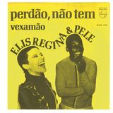 Pele war und ist ein Großer. Seine Bossa-Nova-Single "Perdao, nao tem" hebt sich deutlich von der üblen Schlagersoße ab. Und dann hat Pele den Song auch noch selbst geschrieben. Schlauerweise nahm sich der Fußballstar mit Elis Regina einen echten Popstar an seine Seite und sang mit ihr im Duett.  45football.com