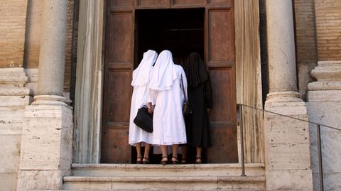 Zwei Nonnen gehen in eine italienische Kirche