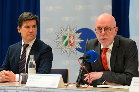 Kölns Oberstaatsanwalt Ulrich Bremer und Polizeipräsident Uwe Jacob informieren über Kindesmissbrauchsfall von Bergisch Gladbach