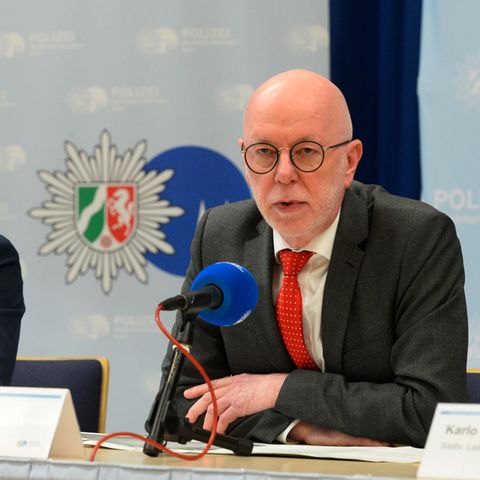 Kölns Oberstaatsanwalt Ulrich Bremer und Polizeipräsident Uwe Jacob informieren über Kindesmissbrauchsfall von Bergisch Gladbach