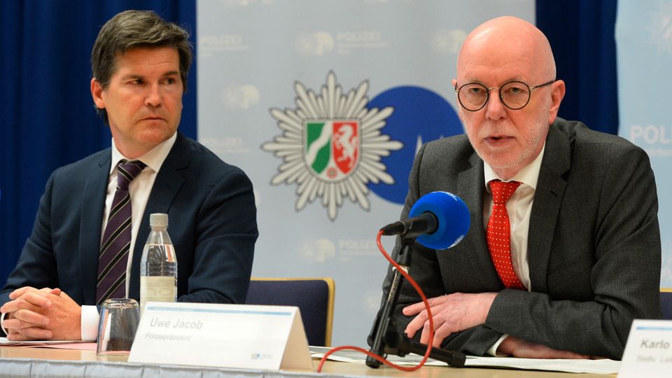 Kölns Oberstaatsanwalt Ulrich Bremer und Polizeipräsident Uwe Jacob informieren über Kindesmissbrauchsfall von Bergisch Gladbach