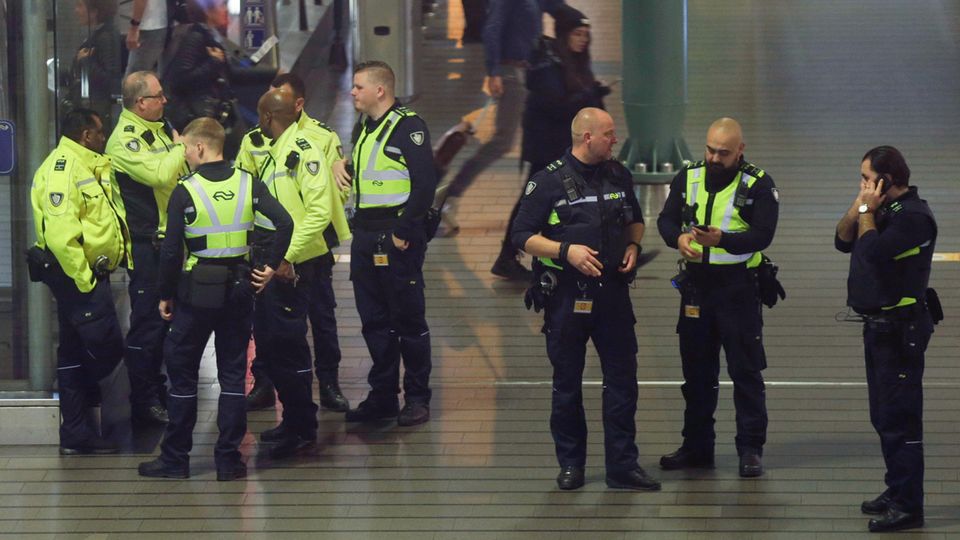 Niederländische Polizisten am Flughafen Amsterdam-Schipohl
