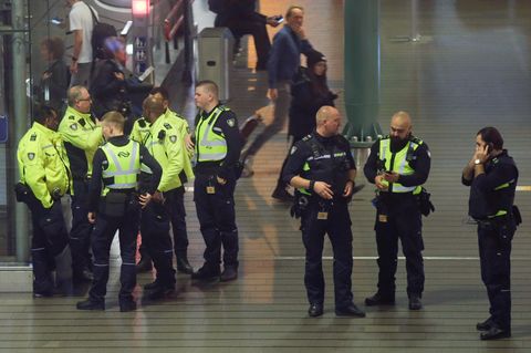 Niederländische Polizisten am Flughafen Amsterdam-Schipohl