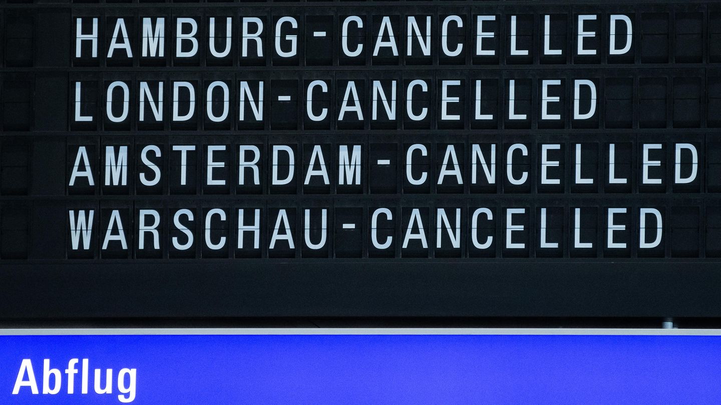 Eine Anzeigetafel im Terminal 1 des Flughafens Frankfurt weist auf ausfallende Flüge hin