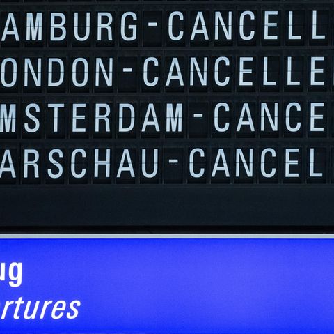 Eine Anzeigetafel im Terminal 1 des Flughafens Frankfurt weist auf ausfallende Flüge hin