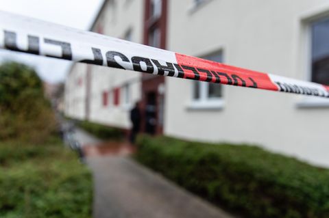 Polizeiabsperrung vor einem Mehrfamilienhaus