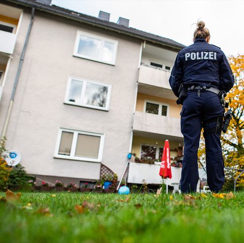Festgenommene 15-Jährige; Polizeibeamtin am Tatort in Detmold