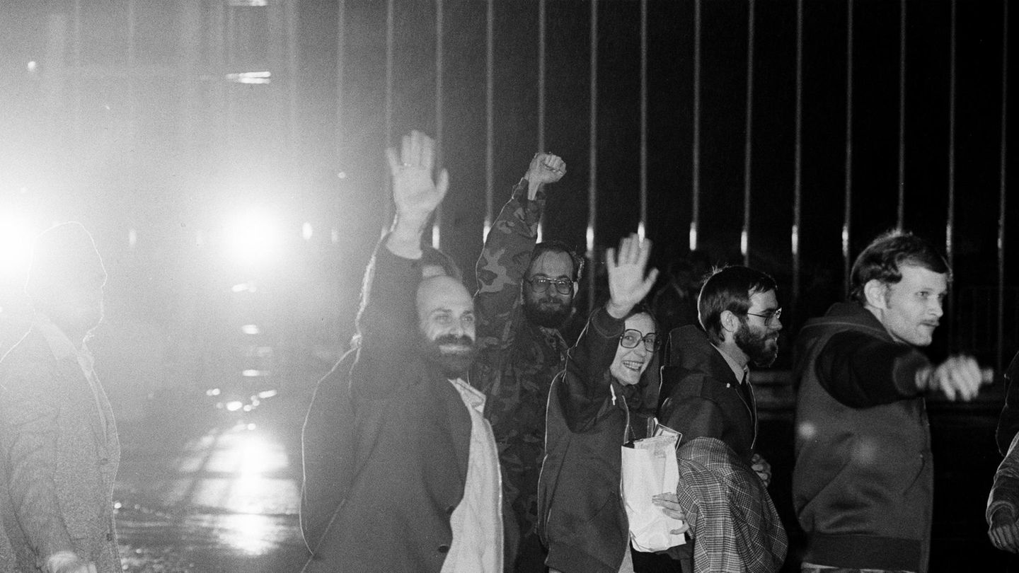VOE STERN 45/2019 A group of American hostages wave to newsmen as they arrive at Algiers airport from Tehran, Jan. 21, 1981. From left: Barry Rosen, Donald Cooke, Kathryn Koob, and two unidentified. (AP Photo/David Caulkin) VOE STERN 45/2019 A group of American hostages wave to newsmen as they arrive at Algiers airport from Tehran, Jan. 21, 1981. From left: Barry Rosen, Donald Cooke, Kathryn Koob, and two unidentified. (AP Photo/David Caulkin)