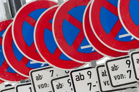 Zahlreiche Schilder, die ein absolutes Halteverbot anzeigen, stehen in einer Reihe