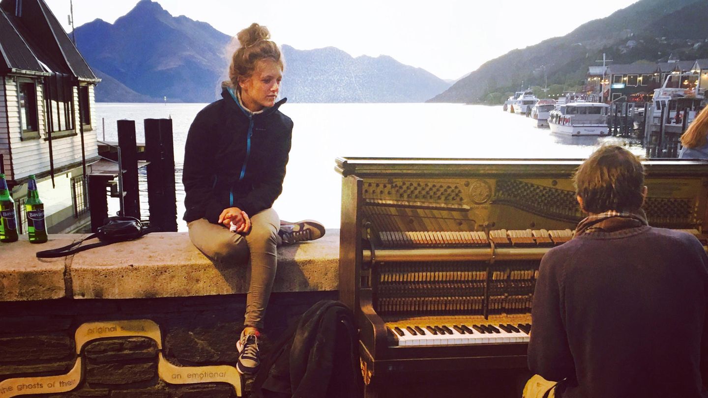Zeit für Besinnlichkeit: Marine lauscht dem Spiel eines Straßenkünstlers in Queenstown. "Eine Ruhepause, eine Melodie, neue Kraft für meine Rosy. Ich schließe die Augen."