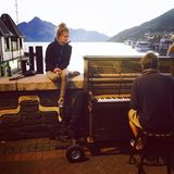 Zeit für Besinnlichkeit: Marine lauscht dem Spiel eines Straßenkünstlers in Queenstown. "Eine Ruhepause, eine Melodie, neue Kraft für meine Rosy. Ich schließe die Augen."