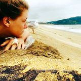 "Der Wind peitscht mir das Gesicht, die Sonne wärmt mir die Nasenspitze. Die Aussicht ist zum Weinen schön", schreibt Marine unter dieses Foto, das sie an einem Strand in Neuseeland zeigt. Im Kampf gegen die Krankheit will die junge Frau ihren Körper stärken. Sie geht wandern und surfen. Den Muschelring hat ihr ein Freund geschenkt.
