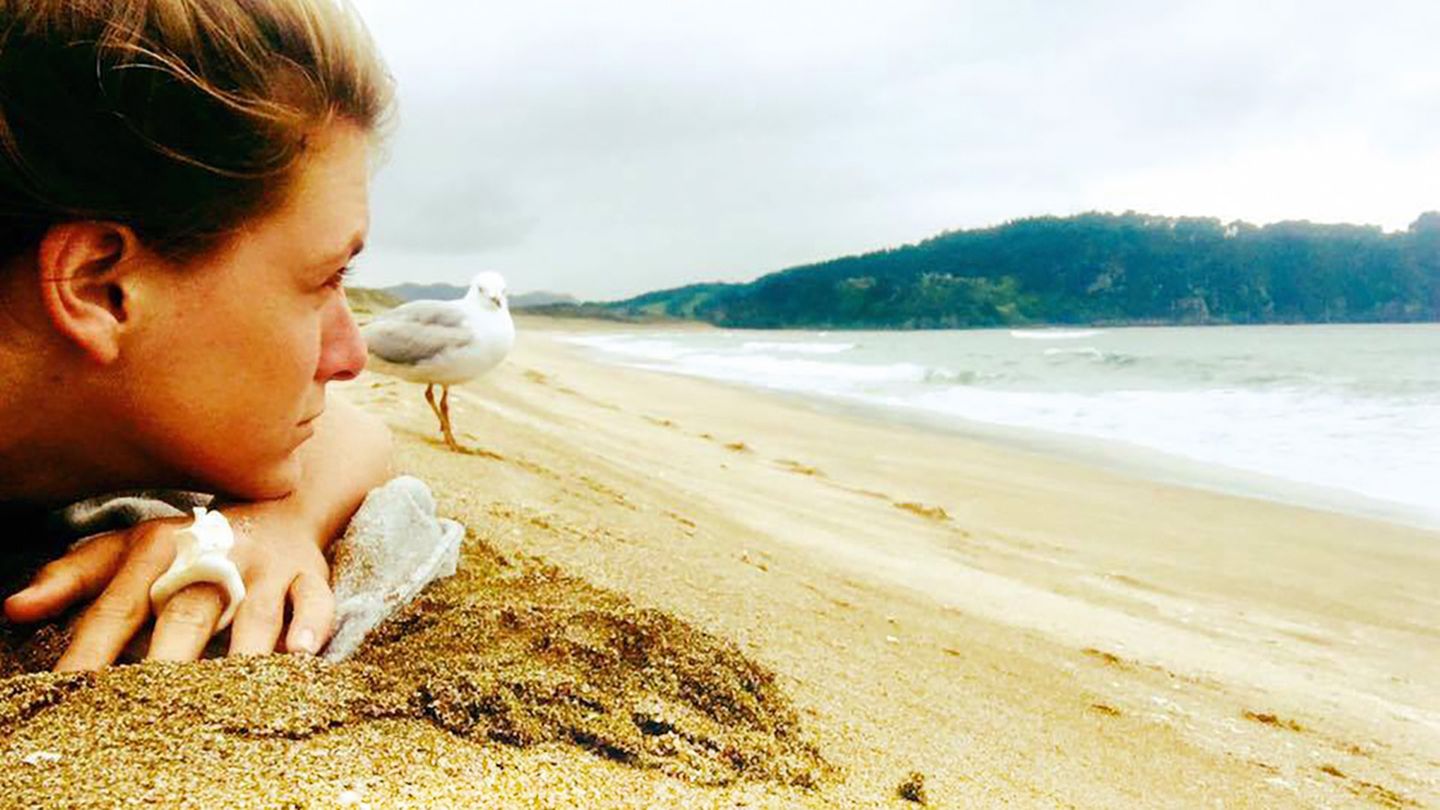 "Aufgeben gilt nicht": "Der Wind peitscht mir das Gesicht, die Sonne wärmt mir die Nasenspitze. Die Aussicht ist zum Weinen schön", schreibt Marine unter dieses Foto, das sie an einem Strand in Neuseeland zeigt. Im Kampf gegen die Krankheit will die junge Frau ihren Körper stärken. Sie geht wandern und surfen. Den Muschelring hat ihr ein Freund geschenkt. "Der Wind peitscht mir das Gesicht, die Sonne wärmt mir die Nasenspitze. Die Aussicht ist zum Weinen schön", schreibt Marine unter dieses Foto, das sie an einem Strand in Neuseeland zeigt. Im Kampf gegen die Krankheit will die junge Frau ihren Körper stärken. Sie geht wandern und surfen. Den Muschelring hat ihr ein Freund geschenkt.