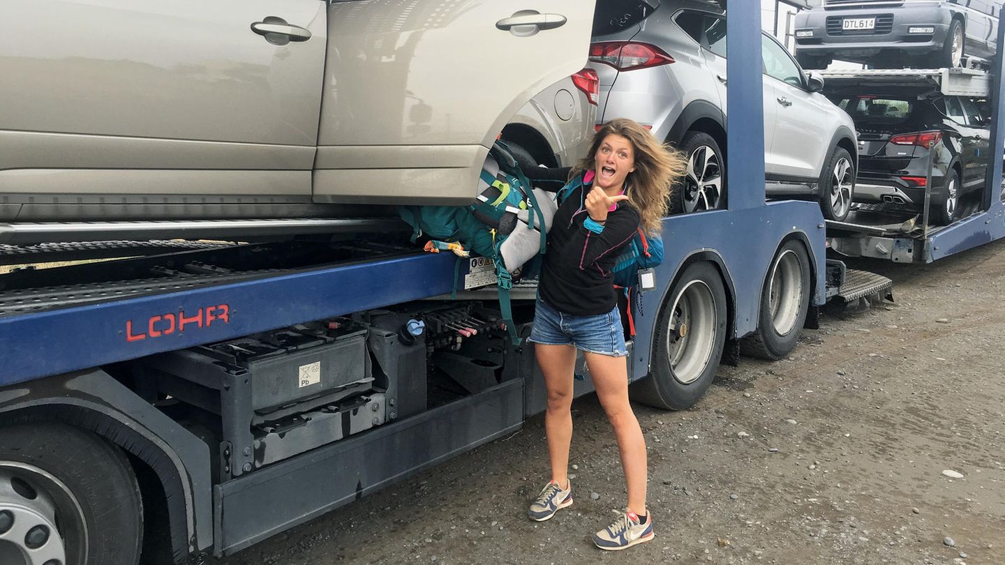 Die Bilder, die Marine unterwegs macht, erzählen von ungezähmter Lebensfreude, Mut und der Lust auf neue Begegnungen. "Wie krass ist das denn", schreibt sie unter dieses Bild. "Auf einem Autozug im Auto trampen."
