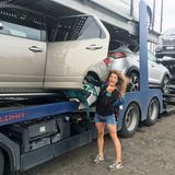 Die Bilder, die Marine unterwegs macht, erzählen von ungezähmter Lebensfreude, Mut und der Lust auf neue Begegnungen. "Wie krass ist das denn", schreibt sie unter dieses Bild. "Auf einem Autozug im Auto trampen."