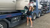Die Bilder, die Marine unterwegs macht, erzählen von ungezähmter Lebensfreude, Mut und der Lust auf neue Begegnungen. "Wie krass ist das denn", schreibt sie unter dieses Bild. "Auf einem Autozug im Auto trampen."