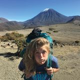Unterwegs mit Rucksack statt im Wartezimmer beim Arzt: Marine steht vor dem Mount Ngauruhoe (2291 Meter), einem Vulkan in Neuseeland. Immer mit im Gepäck ist "Rosy". So nennt sie ihre Krankheit, weil sie den Begriff multiple Sklerose zu sperrig findet. Sie bezwingt den Gipfel - und will damit anderen Betroffenen Mut machen.